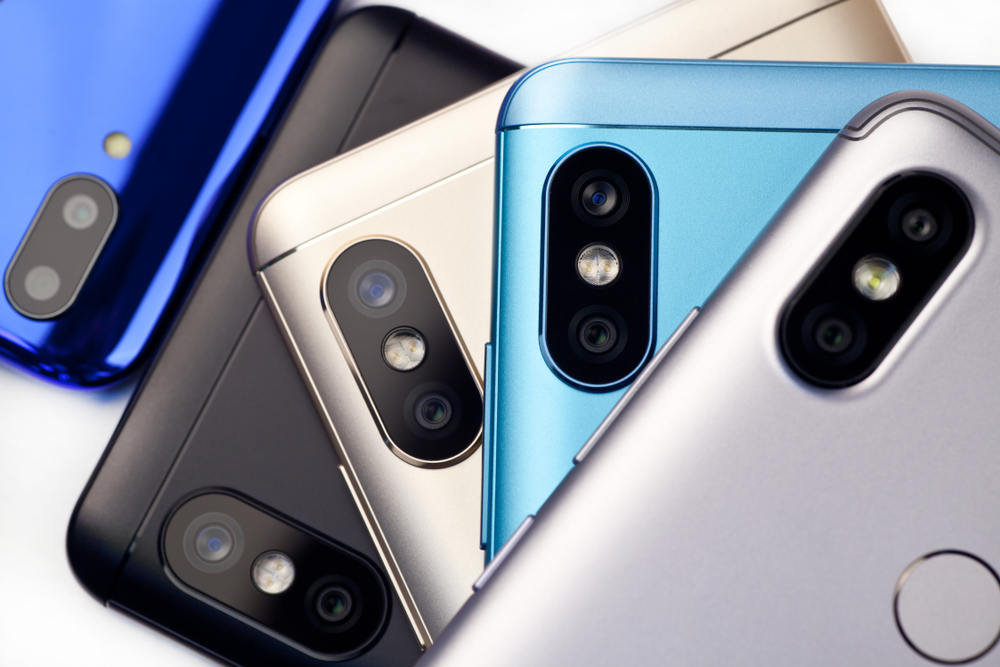un telefon inteligent cu mai multe camere 